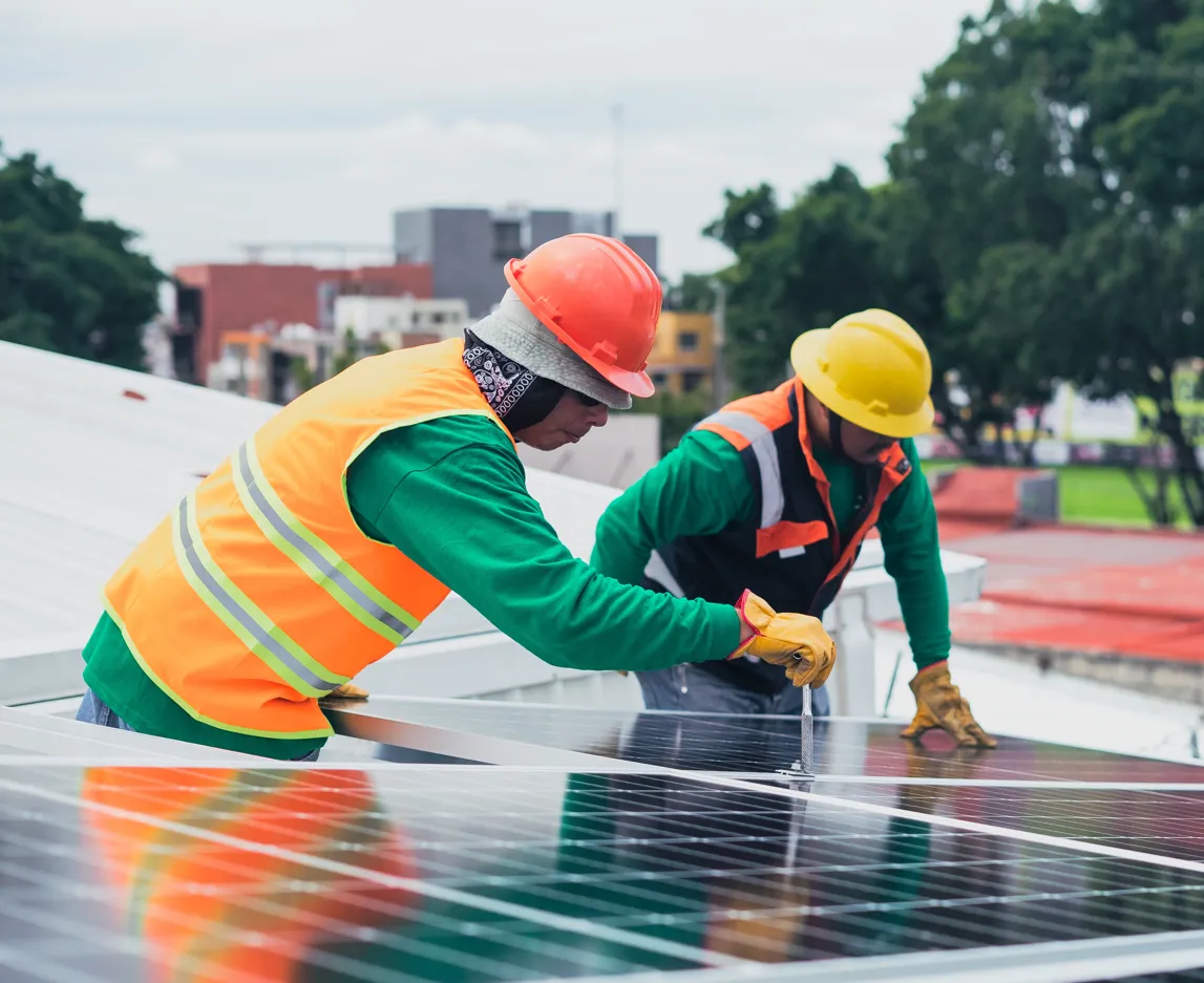 Instalación de placas solares en un hogar